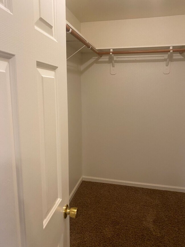 Building Photo - 4 bedroom 2 bathroom house in SE Visalia!
