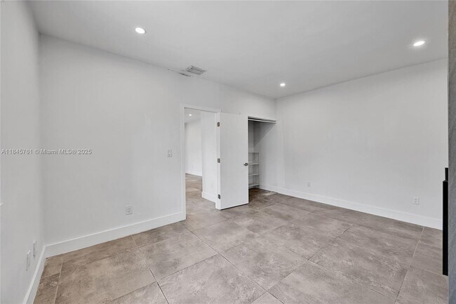 Building Photo - 21 NE 48th St