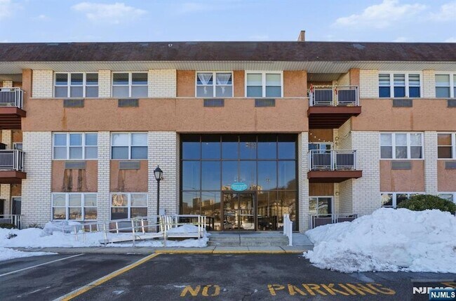 Building Photo - 1111 River Rd