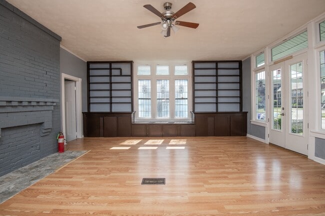 Building Photo - 117 E Glenwood Ave
