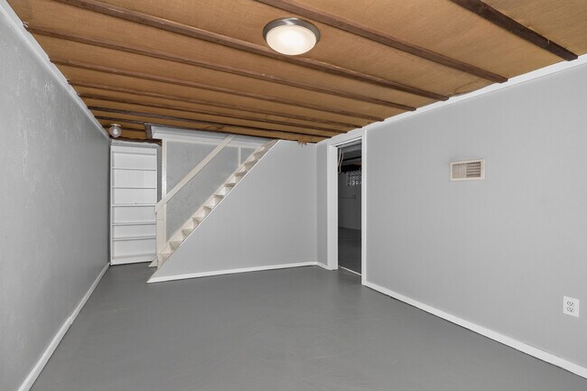 Building Photo - 13 Anthony Ln
