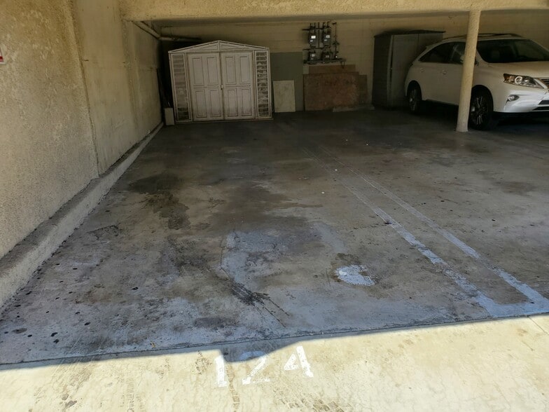 Building Photo - 8641 Glenoaks Blvd