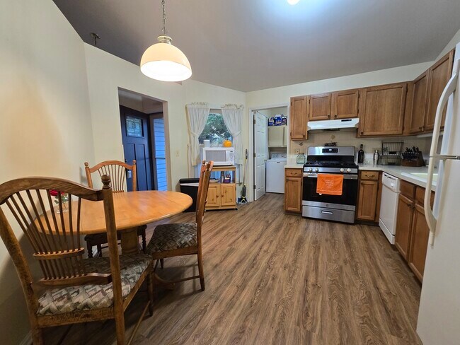 Building Photo - 525 Old Country Way