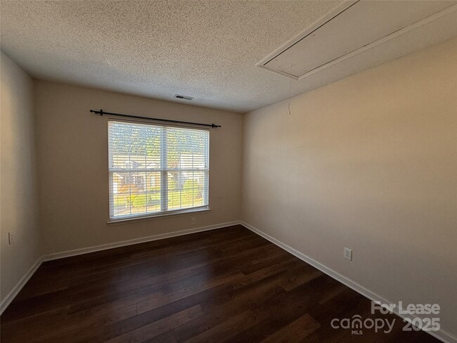 Building Photo - 111 Foxtail Dr