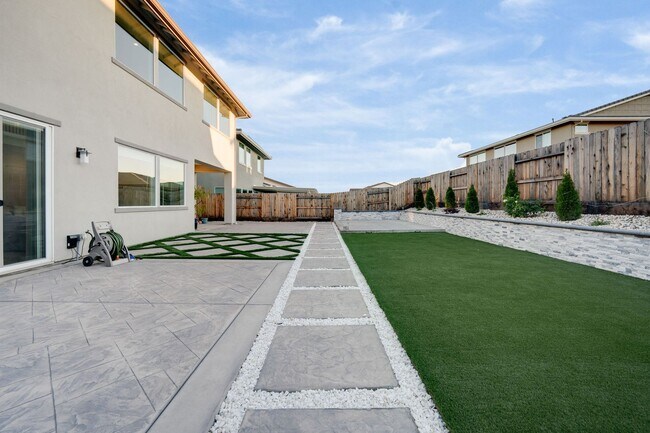 Building Photo - Luxury 4 Bedroom Home in Gated El Dorado Hills Community!