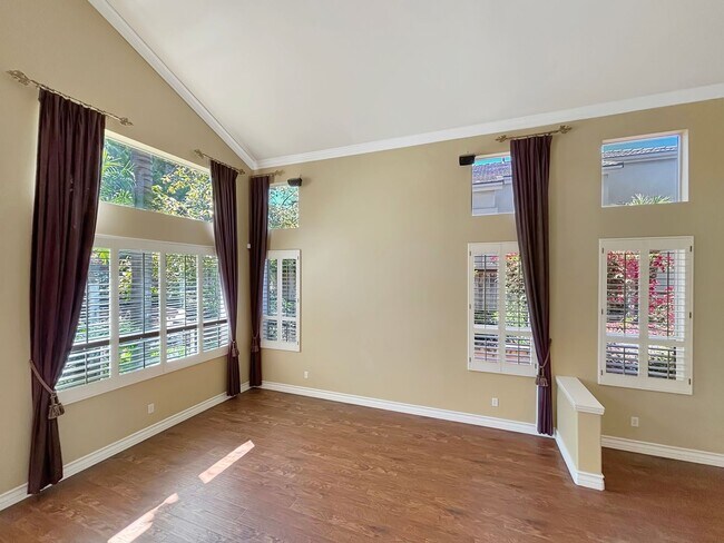 Building Photo - Beautiful & Spacious 5BD/3BA House in East...