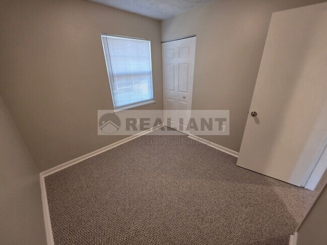 Building Photo - 364 E Tiverton Way