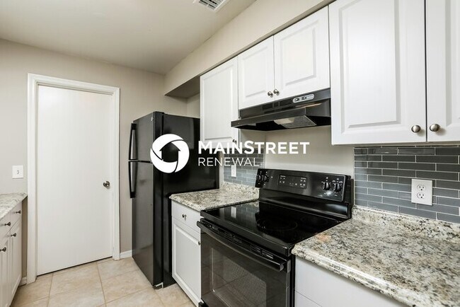 Building Photo - 4 Bedroom Pet-Friendly Home in Clermont, FL with Main Street Renewal