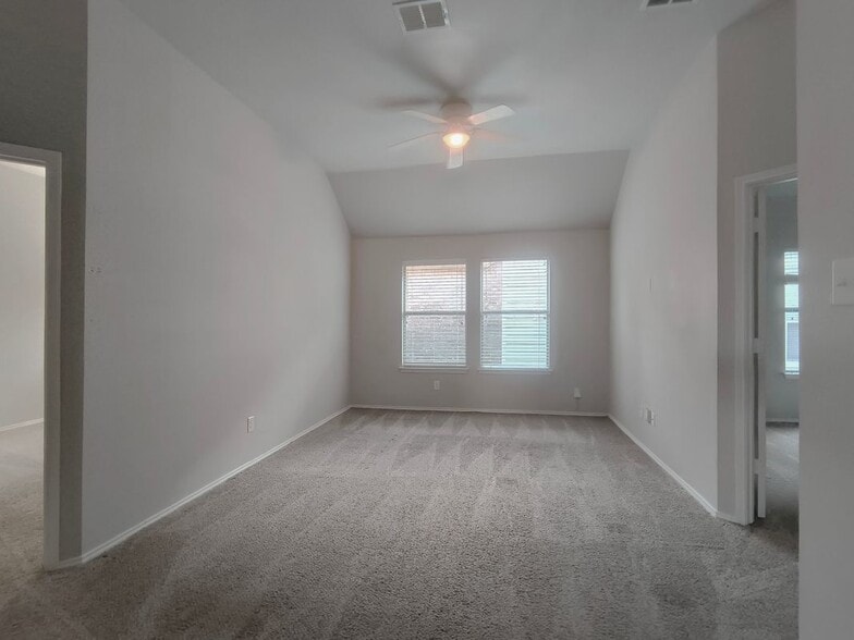 Building Photo - 824 Lake Grove Dr