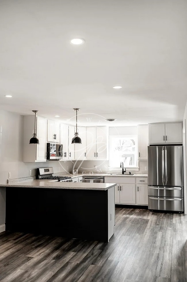 Building Photo - FULLY RENOVATED HOME NEAR DOWNTOWN PERRYSBURG | 3 BED | 2.5 CAR GARAGE | FENCED YARD