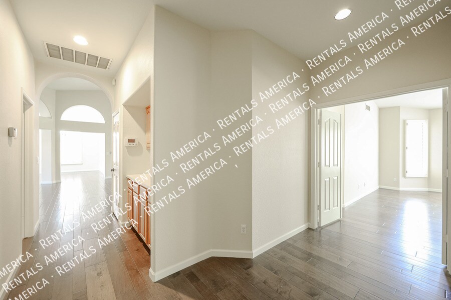 Building Photo - 1635 W Wisteria Dr