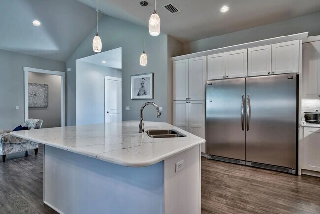 Building Photo - 989 Forest Shore Dr