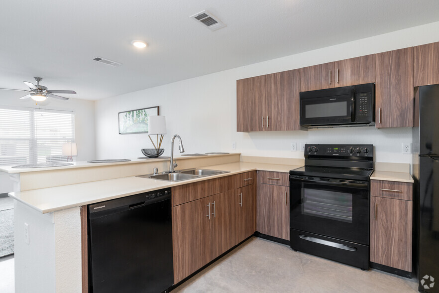 2BR, 1BA - 949SF - Kitchen - EMLI Artesia: Income Qualify Today