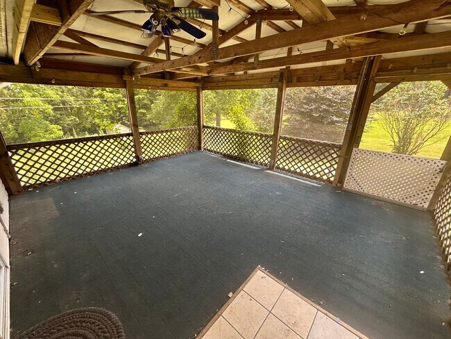 Building Photo - Charming 3-bedroom, 2.5-bathroom home loca...