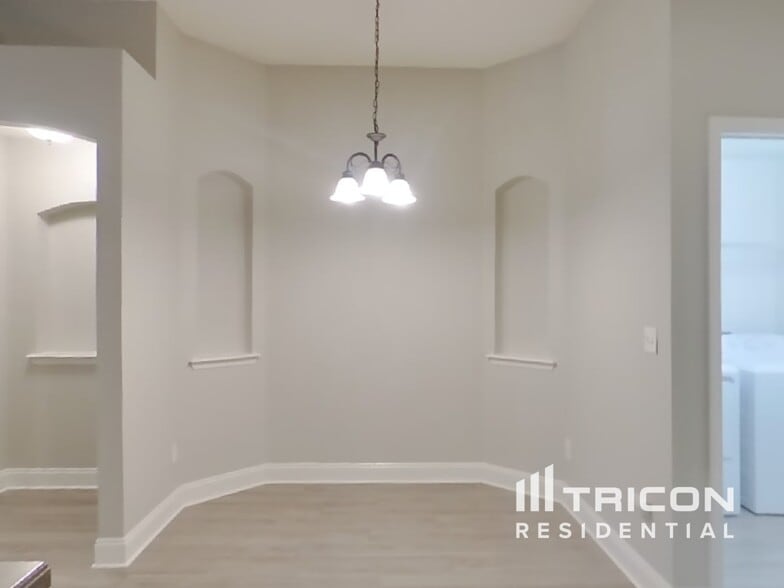 Building Photo - 10768 Stanton Hills Dr E