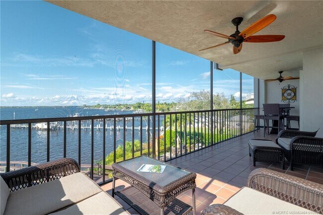 Building Photo - 415 NW North River Dr