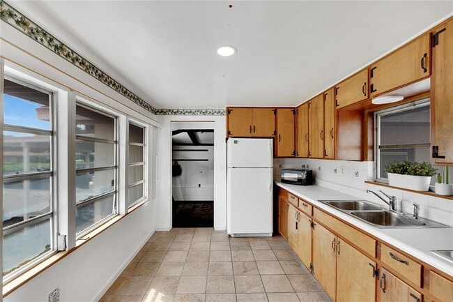 Building Photo - 11718 N Ola Ave