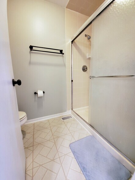 Master bath - ensuite - 344 S Lancelot Ln