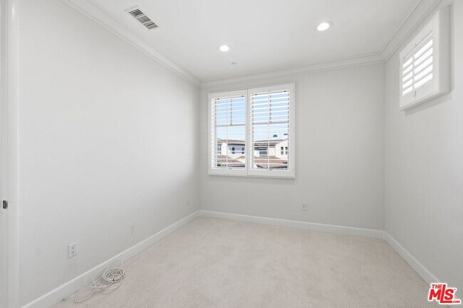 Building Photo - 13079 Bluff Creek Dr