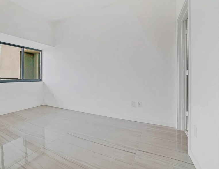 Building Photo - 480 NE 31st St
