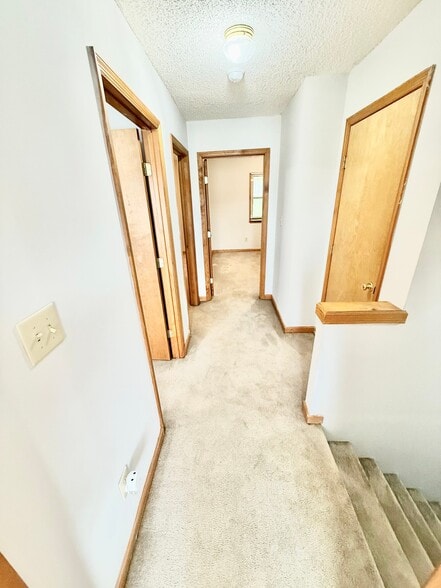 Building Photo - 105 Mountain View Dr
