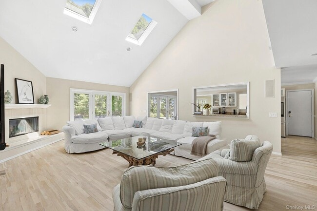Building Photo - 9 Rosebud Ln