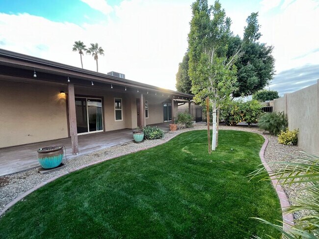 Building Photo - Elegant North Glendale Retreat with Premium Upgrades