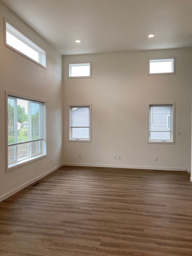 Building Photo - 3 Bed 3 Bath Twin Home