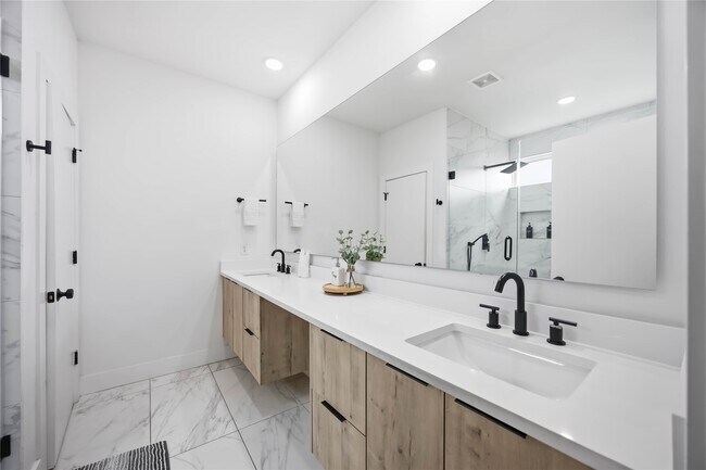 Building Photo - 4209 McKinney St