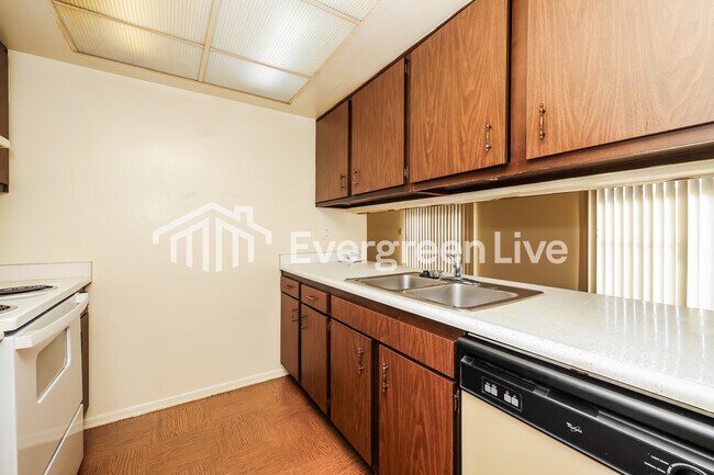 Building Photo - 5630 Troy Villa Blvd