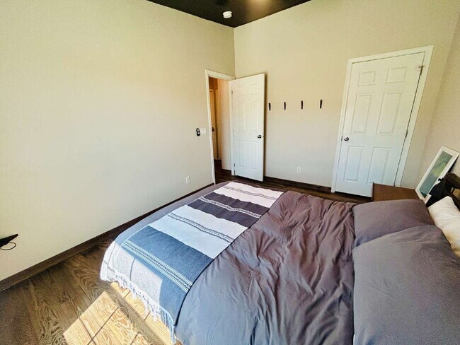 Building Photo - Updated 3 bd, 2 ba on 1.98 Acres with Hot Tub!
