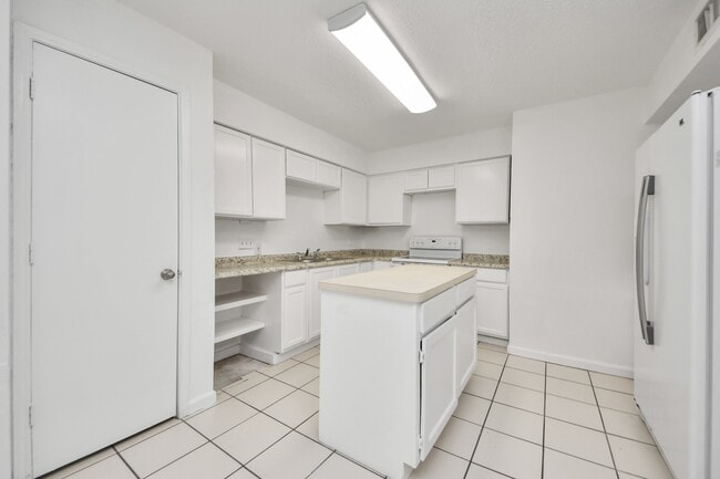 Building Photo - 15534 Weldon Dr