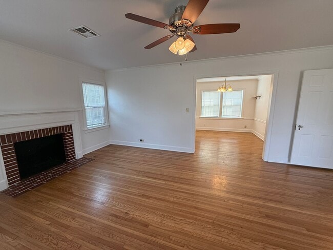 Building Photo - 2 Bedroom fenced yard with BONUS Room