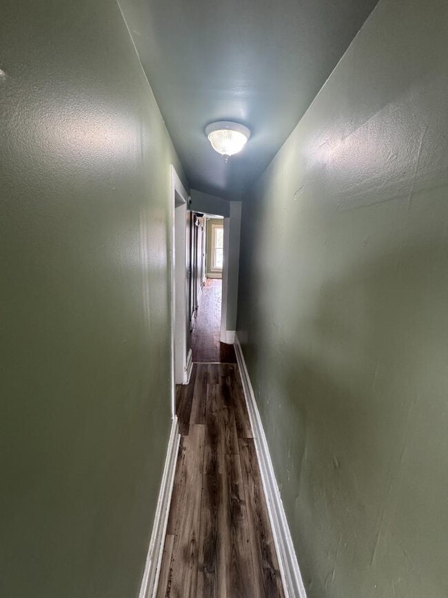 Building Photo - 727-729 W 4th st - 729 W 4th St Floor 2