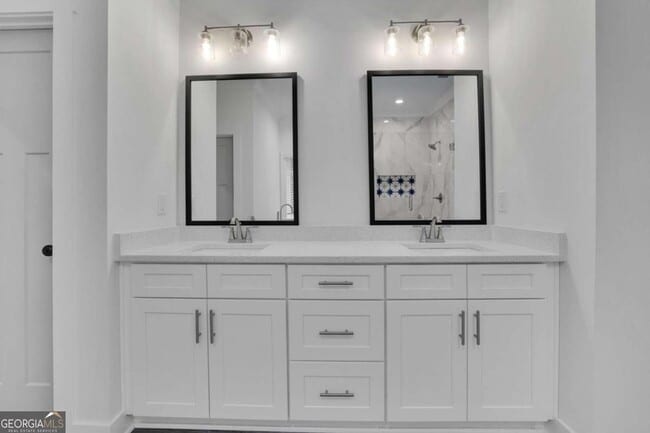 Building Photo - 6181 Shoreland Cir