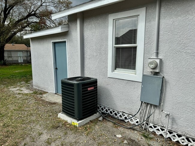 Building Photo - Fully Remodeled 2/1 in the heart of Tampa