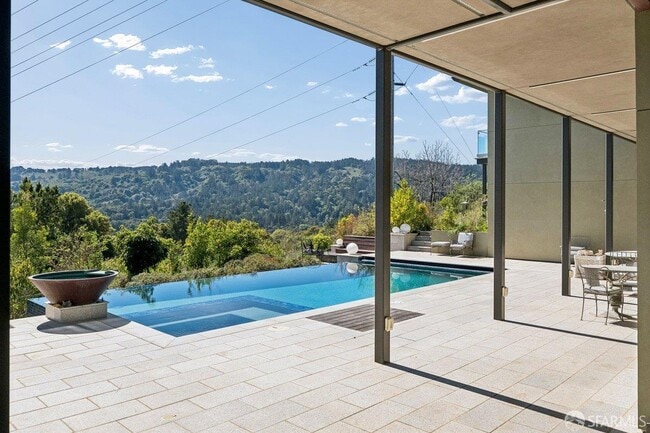 Building Photo - 1435 Lakeview Dr