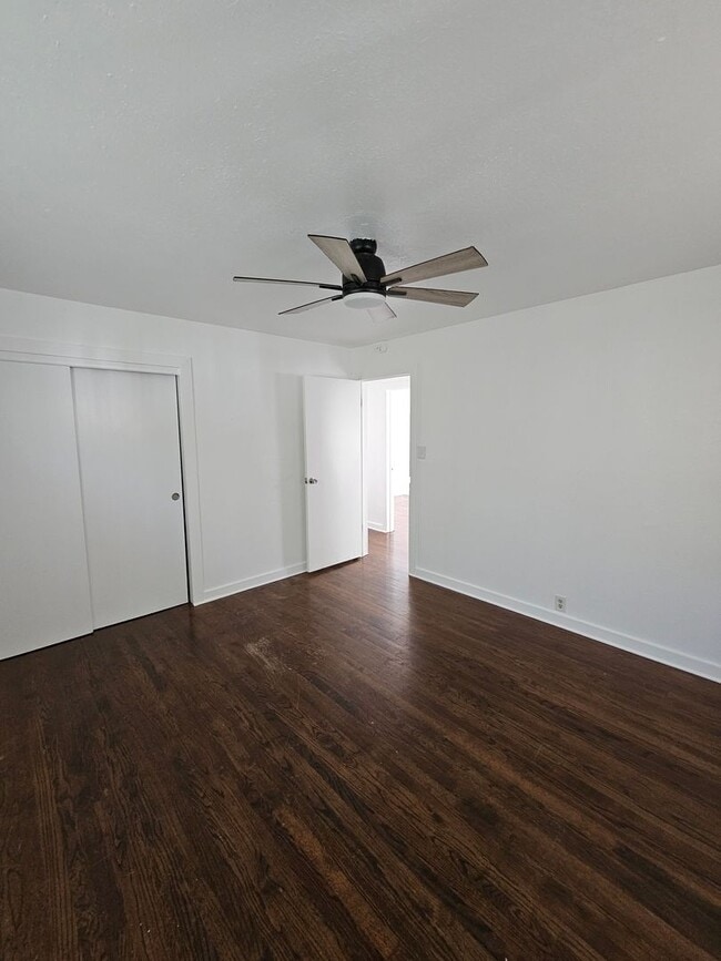 Building Photo - 4 bedroom 2 bath, must see inside!