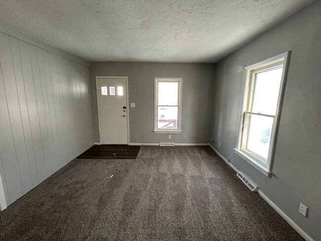 Building Photo - 3 Bed- 1 Bath Single Family Home