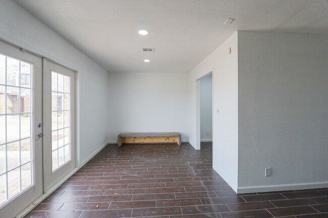 Building Photo - 4 Bed | 2 Bath in East Tulsa!