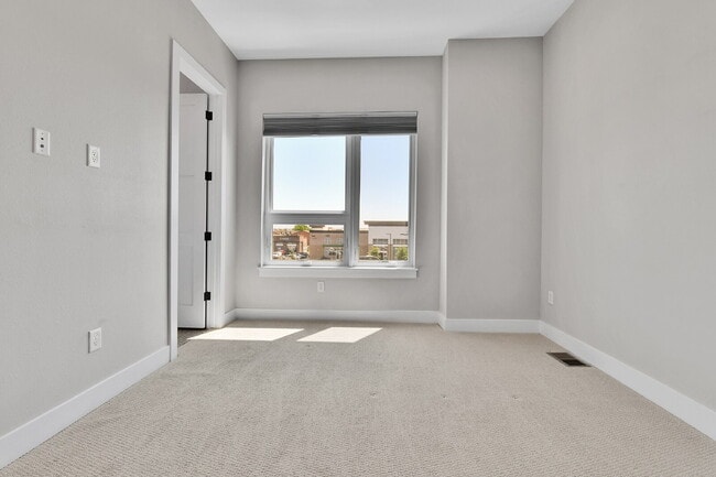 Building Photo - $2,895.00 - 2 Bed, 2.5 Bath Townhome in Prime Denver Location!