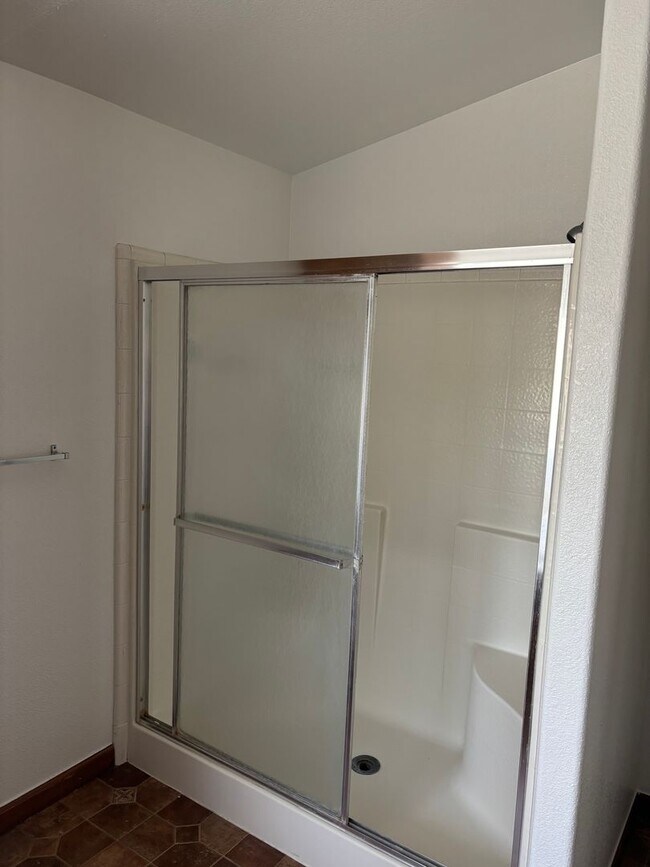 Building Photo - 4 Bedroom in Arboga! Available Now!
