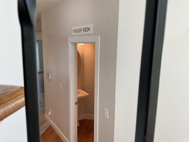 Building Photo - 4 Bedroom 2.5 Bathroom located in Old Mill...