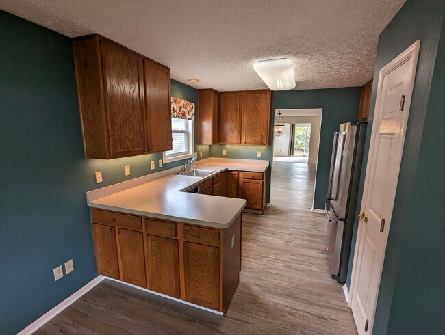 Building Photo - Spacious 3-Bedroom Ranch with Private Mast...