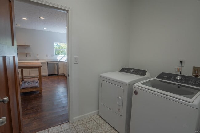 Building Photo - 2706 Grosbeak Ln