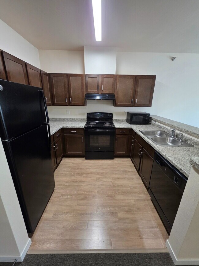 Building Photo - 2 Bedroom | 1 Bathroom 2nd Floor Apartment Available RIGHT NOW!