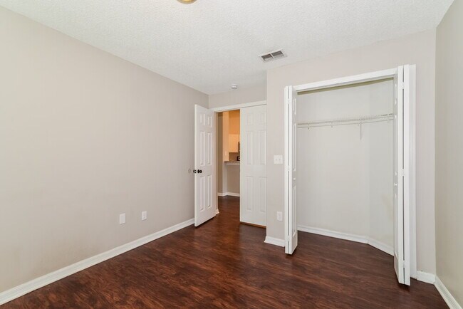 Building Photo - 4240 Forest Island Dr
