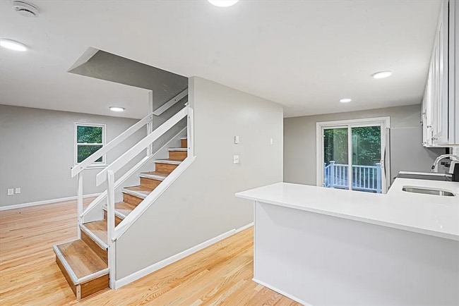 Building Photo - Modern, Cozy 2BR Home with Basement & Park...