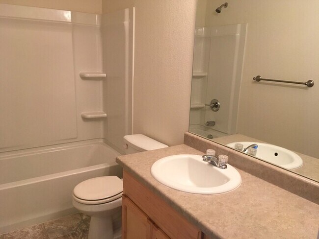 Building Photo - Beautiful 4 Bedroom Two-Story Home in Windsor!