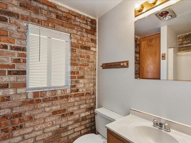 Building Photo - 1863 Bailhache Ave